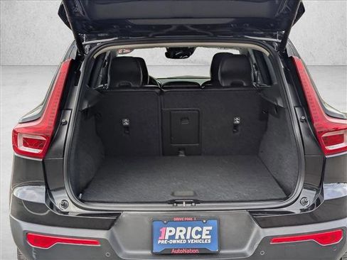 Used 2021 Volvo XC40 T5 Momentum image 6