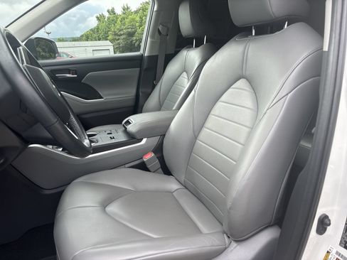 Used 2023 Toyota Highlander XLE FWD image 11