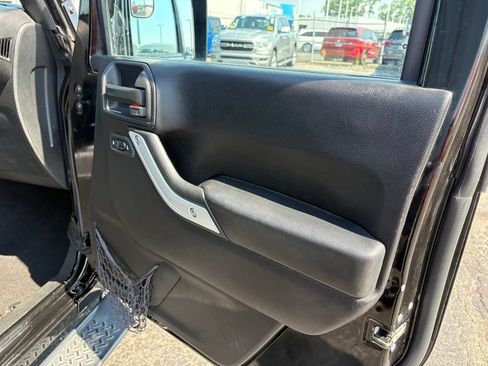 Used 2016 Jeep Wrangler Unlimited Sahara w/ Connectivity Group AWD/4WD image 11