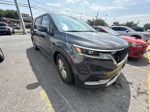 Used 2024 Kia Carnival LX FWD image 3