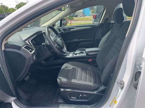 Used 2020 Ford Fusion SE FWD image 12
