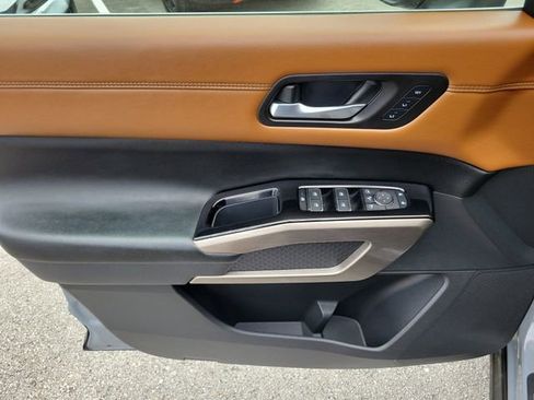 Used 2024 Nissan Pathfinder Platinum image 19