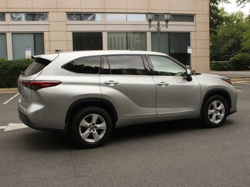 Used 2022 Toyota Highlander L AWD/4WD image 7