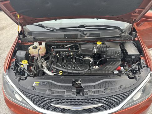 Used 2018 Chrysler Pacifica Touring-L Plus image 31