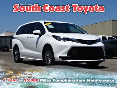 Used 2025 Toyota Sienna LE AWD/4WD image 1