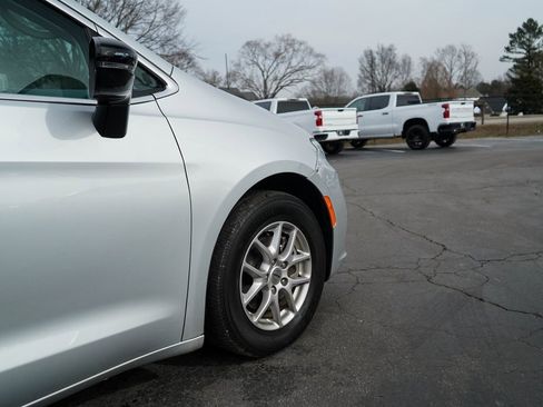 Used 2024 Chrysler Pacifica Touring-L image 29