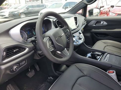 New 2026 Chrysler Pacifica Limited image 10