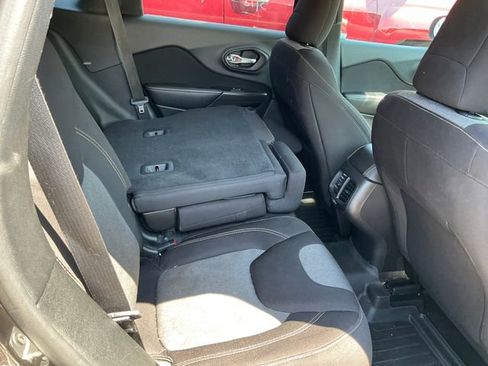 Used 2017 Jeep Cherokee Sport FWD image 8