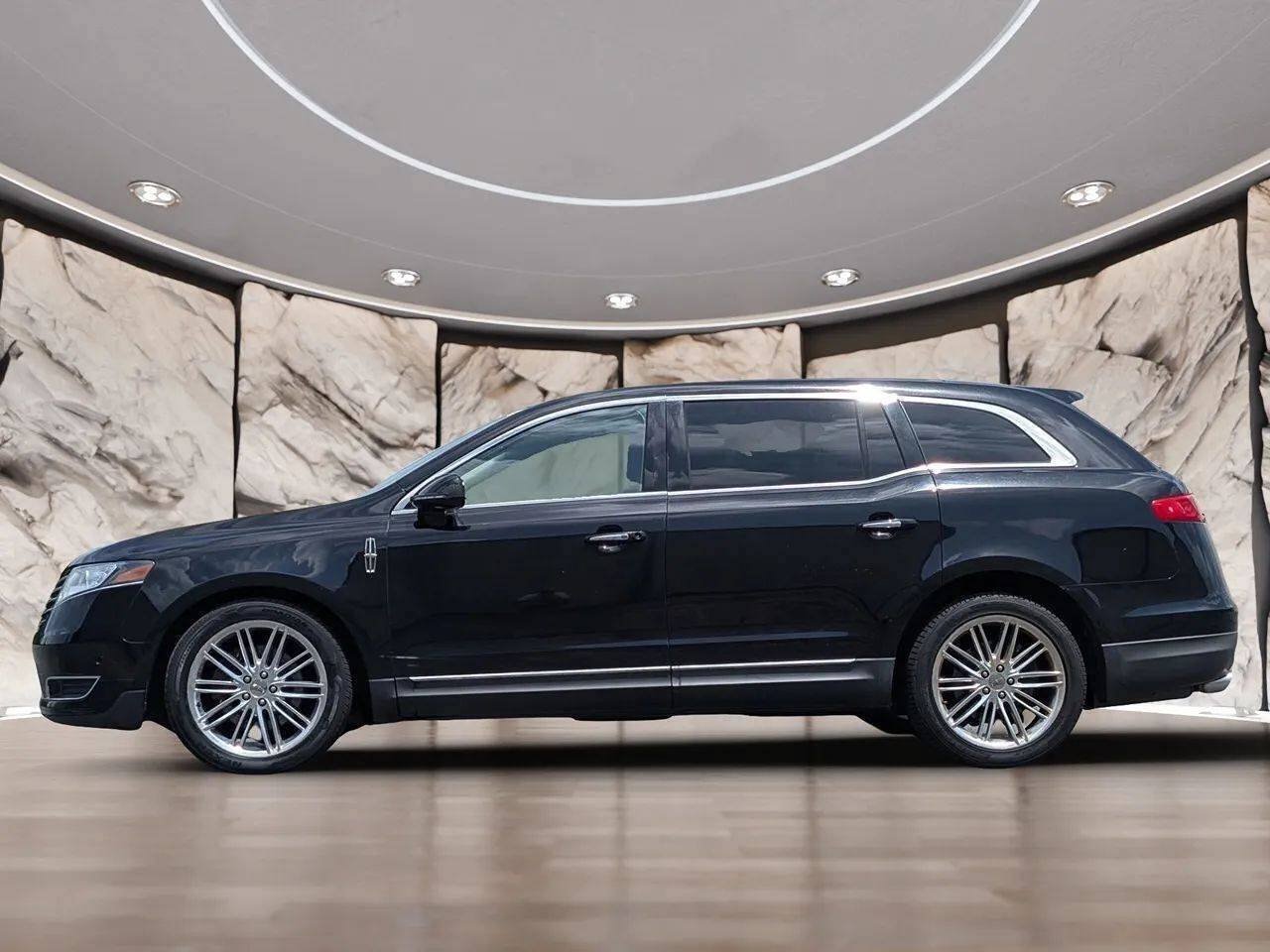 Used 2019 Lincoln MKT AWD image 4