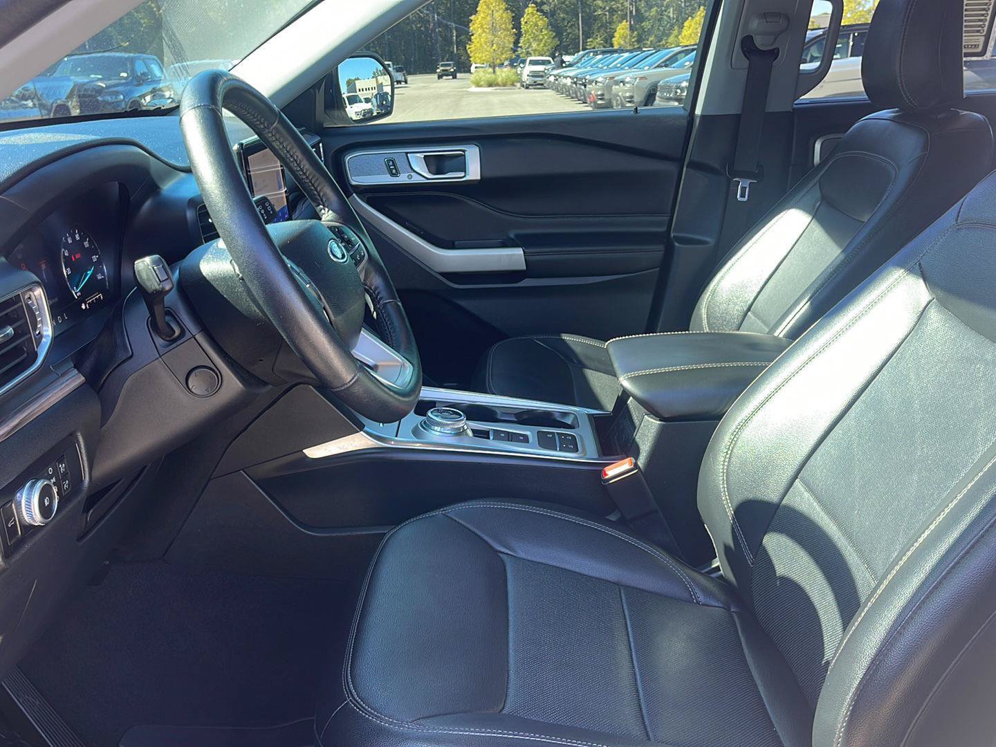 Used 2023 Ford Explorer Limited w/ Equipment Group 301A RWD image 18