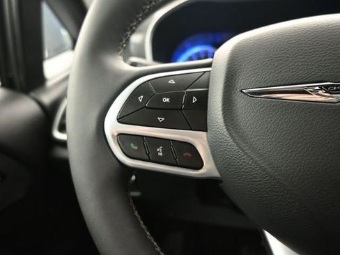 Used 2025 Chrysler Pacifica Select image 17