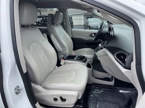 Used 2018 Chrysler Pacifica Touring-L Plus w/ Advanced Safetytec Group image 28