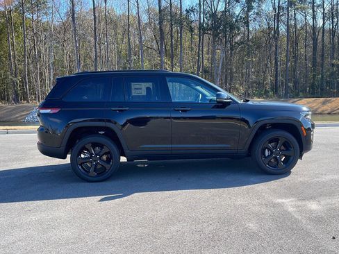 New 2025 Jeep Grand Cherokee Altitude image 8