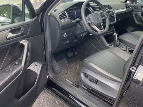 Used 2024 Volkswagen Tiguan SE w/ Panoramic Sunroof Package AWD/4WD image 14