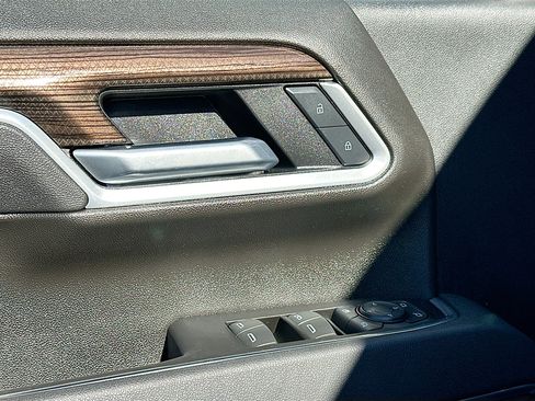 Used 2025 Chevrolet Silverado 2500 LT w/ Z71 Chrome Sport Edition image 15