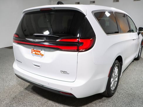 Used 2023 Chrysler Pacifica Touring-L FWD image 7