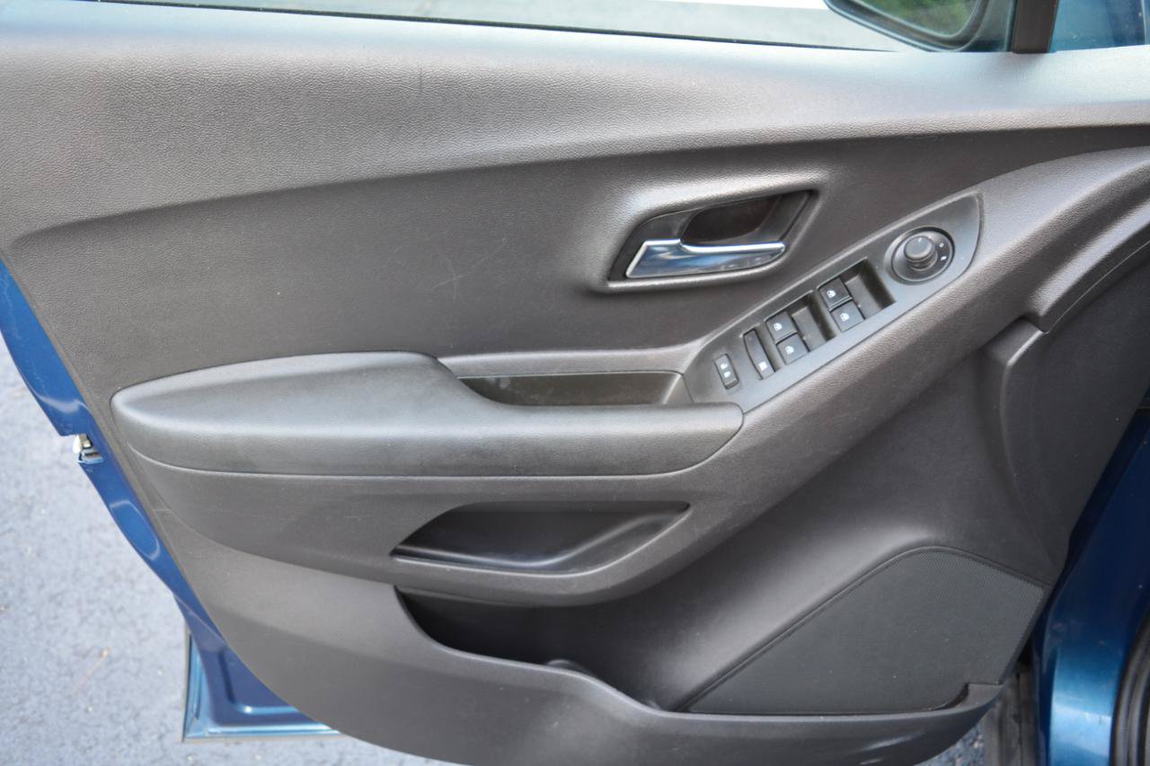 Used 2020 Chevrolet Trax LT FWD image 9