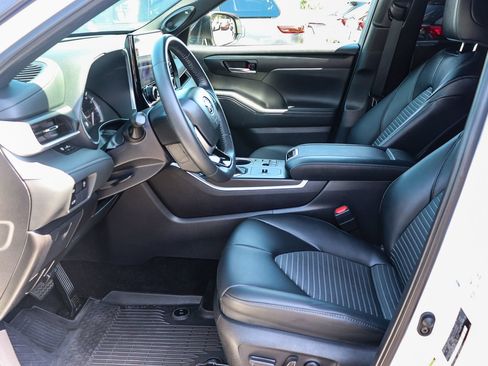 Certified 2024 Toyota Highlander XSE FWD image 22
