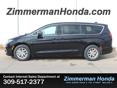 Used 2025 Chrysler Pacifica Select image 24