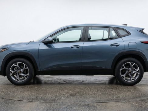 Used 2025 Chevrolet Trax LT FWD image 5