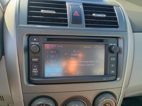 Used 2013 Toyota Corolla LE image 28