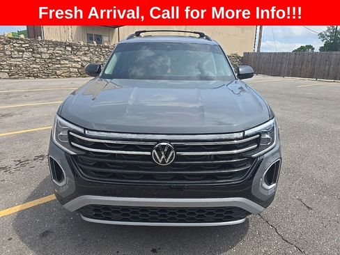 Used 2025 Volkswagen Atlas Peak Edition SE AWD/4WD image 2