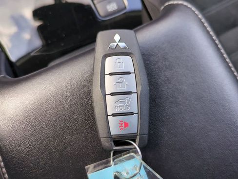 Used 2025 Mitsubishi Outlander SE FWD image 28