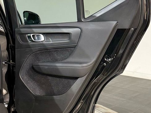 Used 2020 Volvo XC40 T5 Momentum image 47