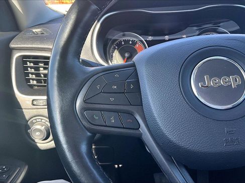 Used 2019 Jeep Cherokee Trailhawk image 18