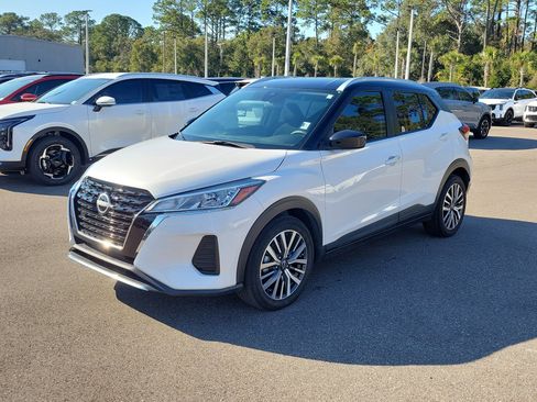 Used 2023 Nissan Kicks SV image 3