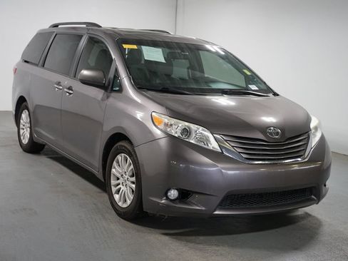 Used 2017 Toyota Sienna XLE FWD image 3