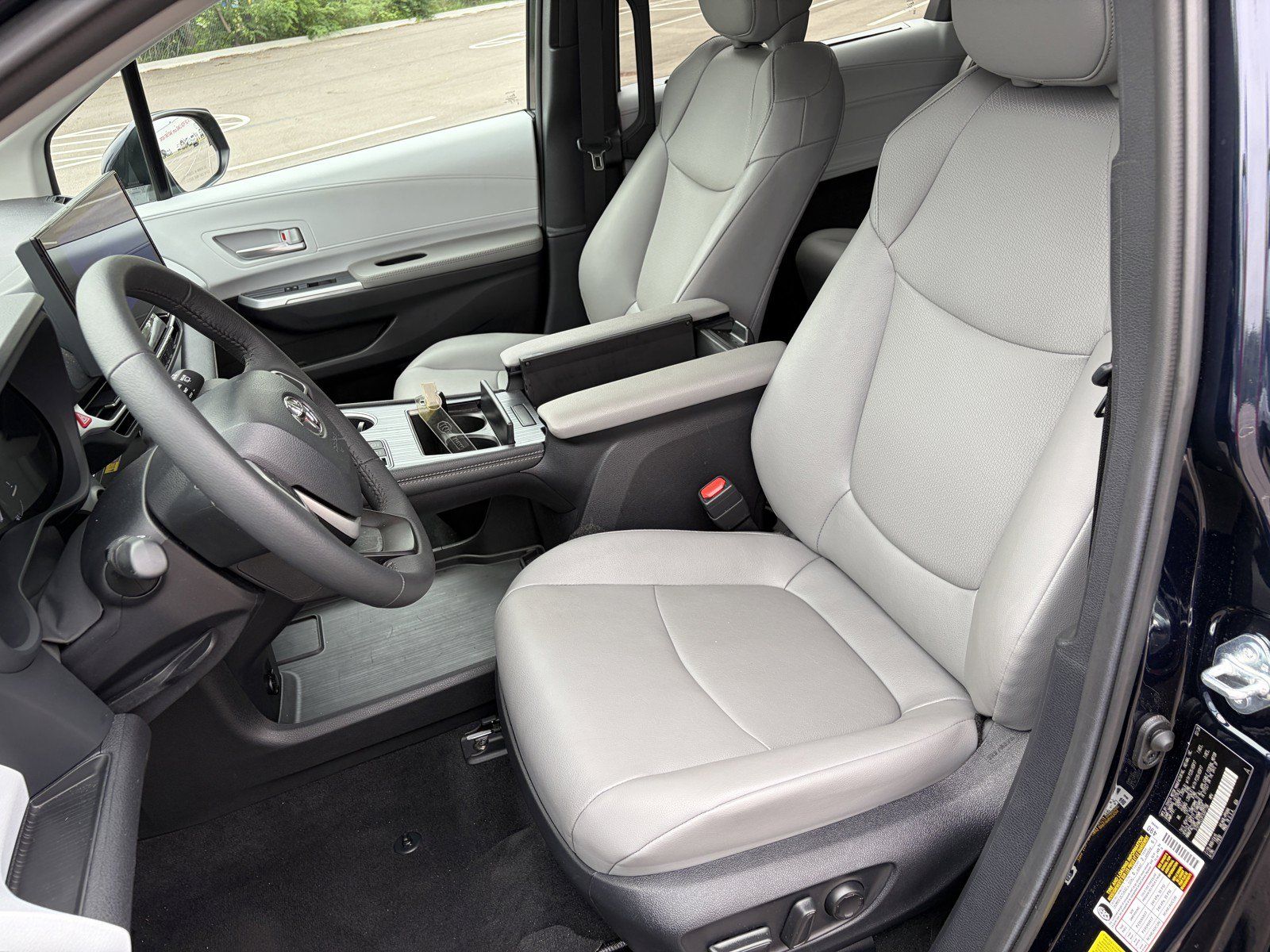 Used 2026 Toyota Sienna XLE FWD image 12