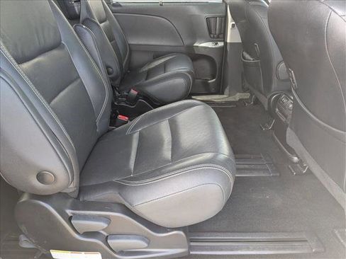 Used 2018 Toyota Sienna SE Premium image 21