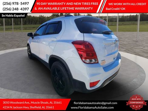 Used 2021 Chevrolet Trax LT w/ LT Convenience Package image 4