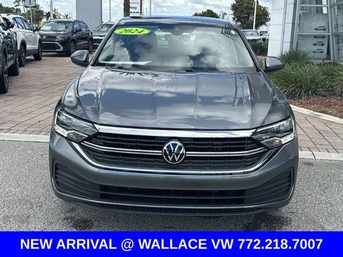 Certified 2024 Volkswagen Jetta SE FWD image 4