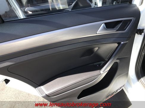 Used 2017 Volkswagen Golf SE image 17