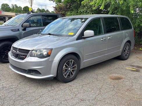 Used 2017 Dodge Grand Caravan SE FWD image 2