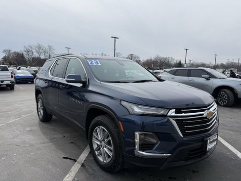 Used 2023 Chevrolet Traverse LT image 3