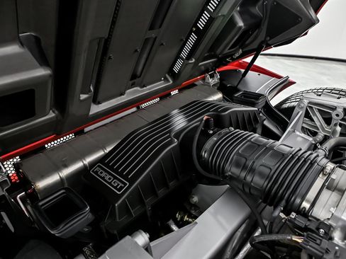 Used 2005 Ford GT RWD image 30