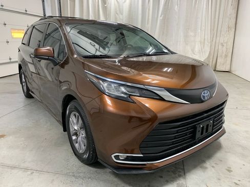 Used 2022 Toyota Sienna XLE image 2