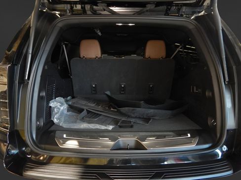 Used 2025 Chevrolet Suburban High Country image 8