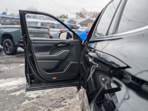 Used 2023 Toyota Highlander XLE image 30