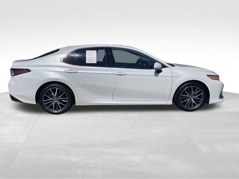 Used 2021 Toyota Camry XLE image 2