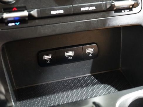 Used 2022 Kia Carnival LX image 29