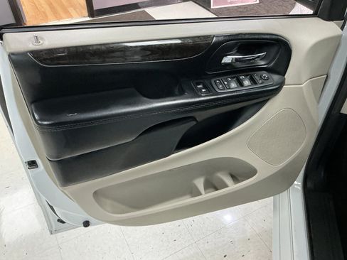 Used 2019 Dodge Grand Caravan SE w/ UConnect Hands-Free Group image 11