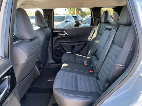 New 2025 Mitsubishi Outlander SE image 21