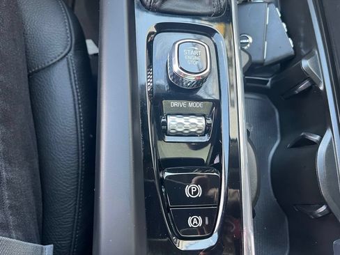 Used 2019 Volvo XC60 T6 Momentum w/ Multimedia Package AWD/4WD image 16