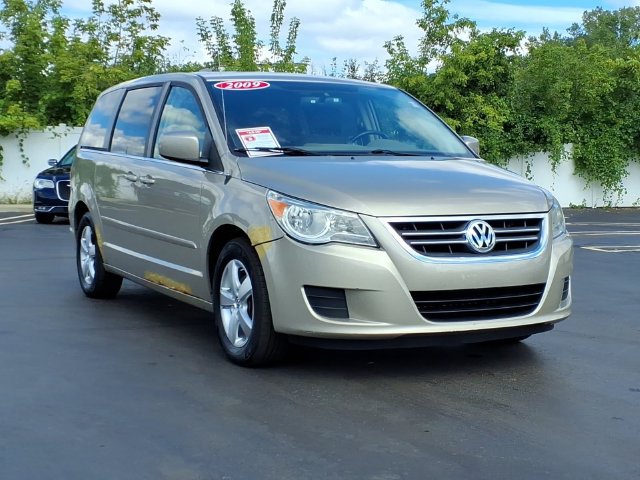 Used 2009 Volkswagen Routan SE FWD image 3