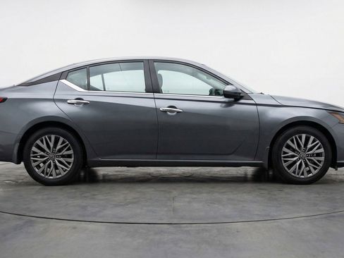 Used 2025 Nissan Altima 2.5 SV image 11