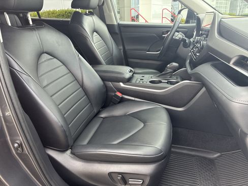 Used 2023 Toyota Highlander XLE AWD/4WD image 33